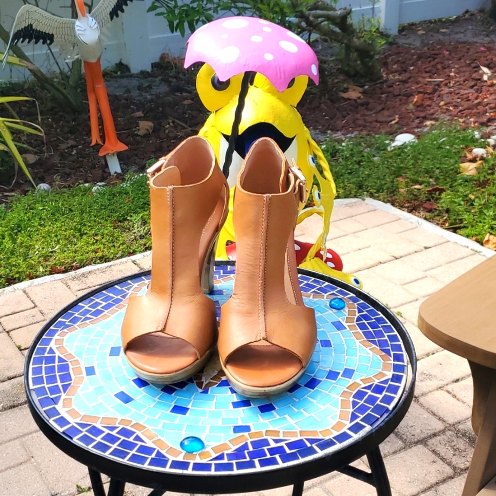 SOFFT Tan Leather T Strap Platform Sandals.